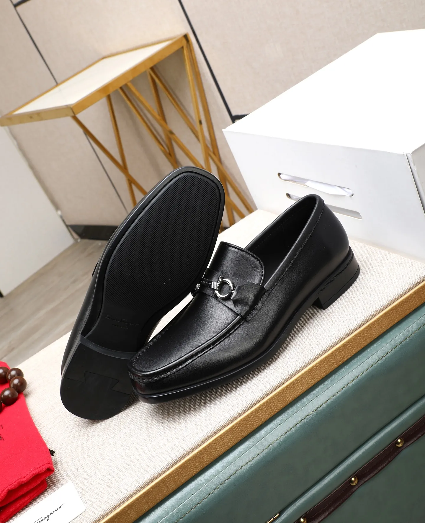 Men's clothing and shoes 💰700📛📛High-end goods! Salvatore Ferragamo is the world's top luxury footwear brand. It comes from Italy, the kingdom of fashion. It is famous all over the world for its traditional handmade design and novel styles... 🚶🏻🚶🏻 Top-quality suit shoes are sold simultaneously at the counter. This style is purely handmade. The fabric is imported Italian calfskin➕soft water-dyed cowhide lining. Specially available with original deep rubber outsole🌀🌀Size: 38➖44